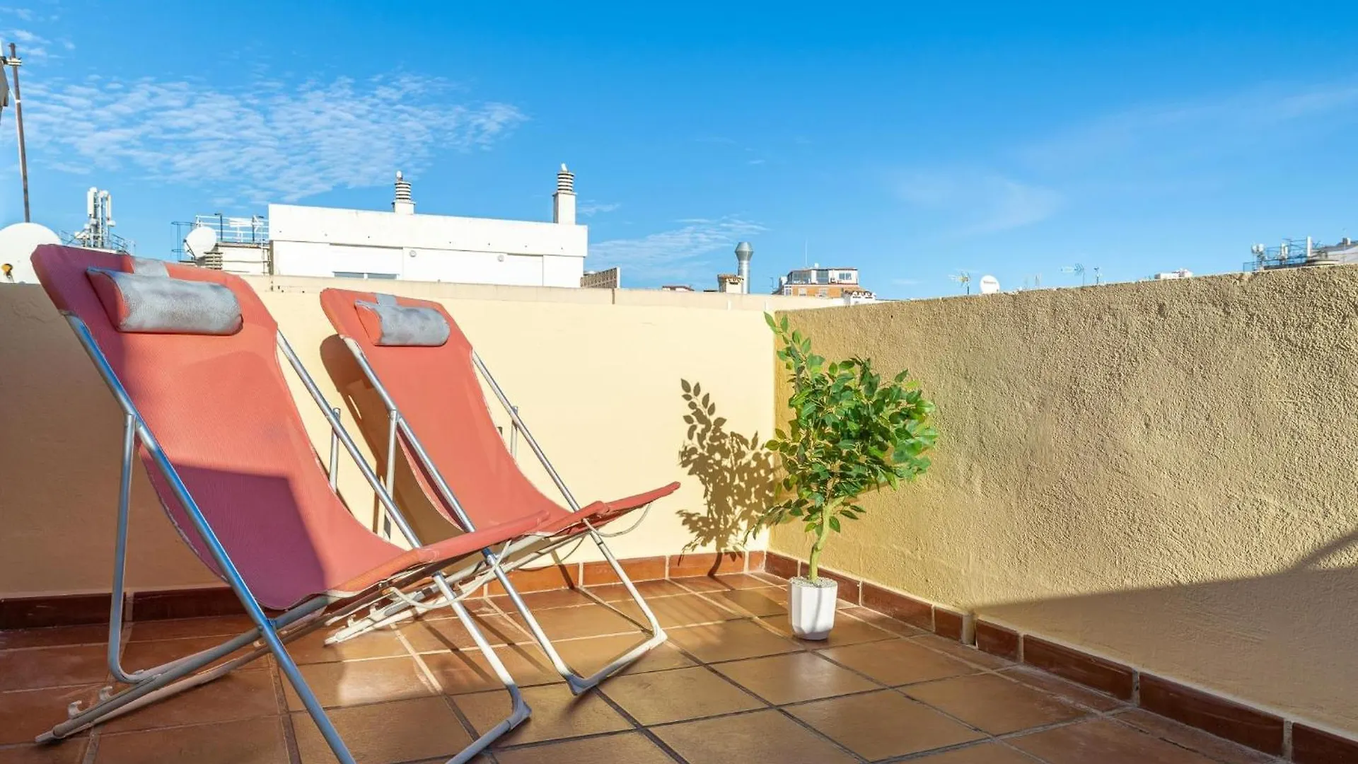 H2M Lazcano With Sunny Terrace In Old Town Malaga 0*,